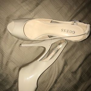 Cream Guess Pump